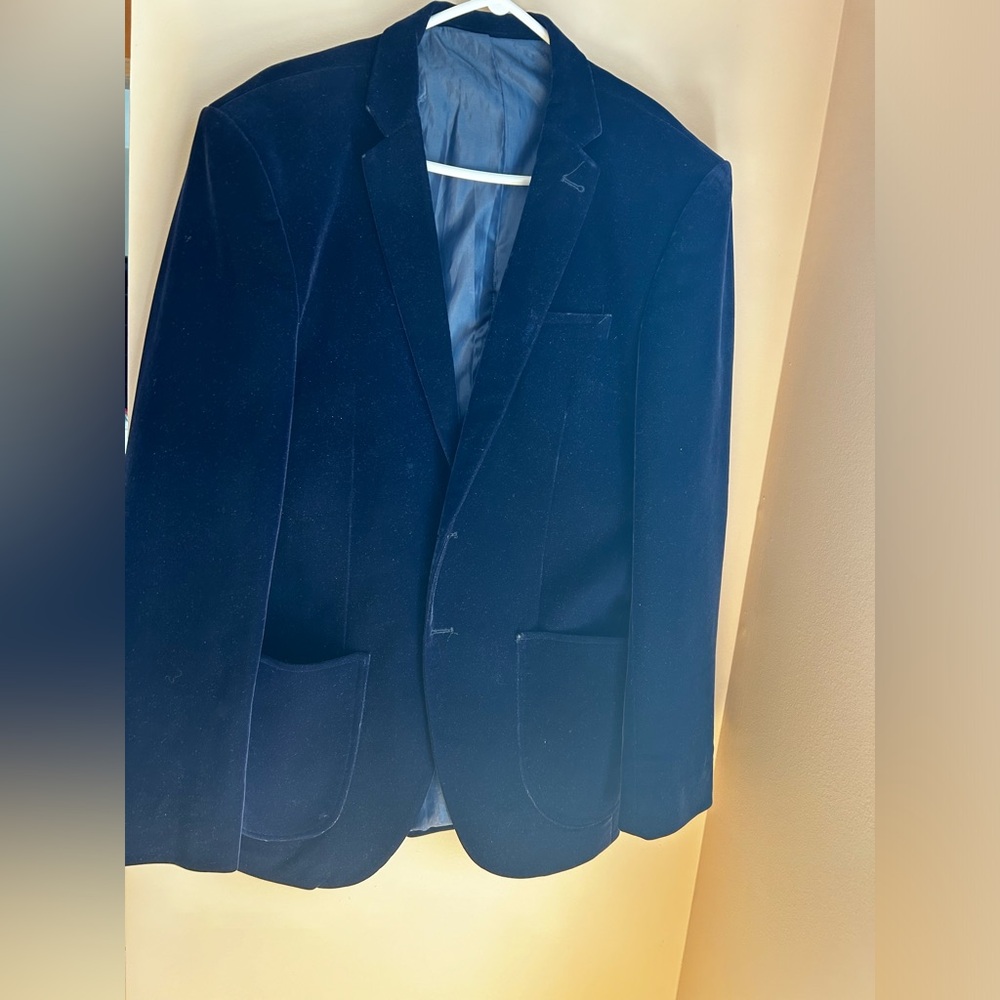 Blue velvet blazer for occasions.
